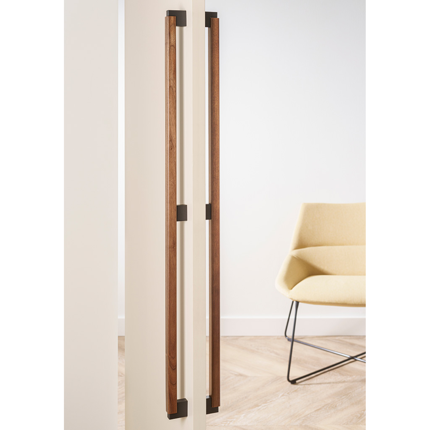 Deurgreep dubbel DUO BIG BA480 L536 hout / aluminium zwart / walnoot